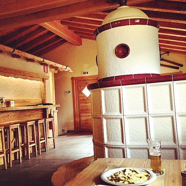 Apertura estiva ski bar La Maralsina a #temu….Ottimo pranzo #mezzelune di #selvaggina e una #birra… #lamaralsina @metyucatt @camizani @adamelloski @openponte @vallecamonica #pranzo #montagna #pontedilegno #adamelloski #openponte #openmondo #legno #baita #casola #sole #skibar #vallecamonica #italy #stufa #estate #summer #bar #ristorante