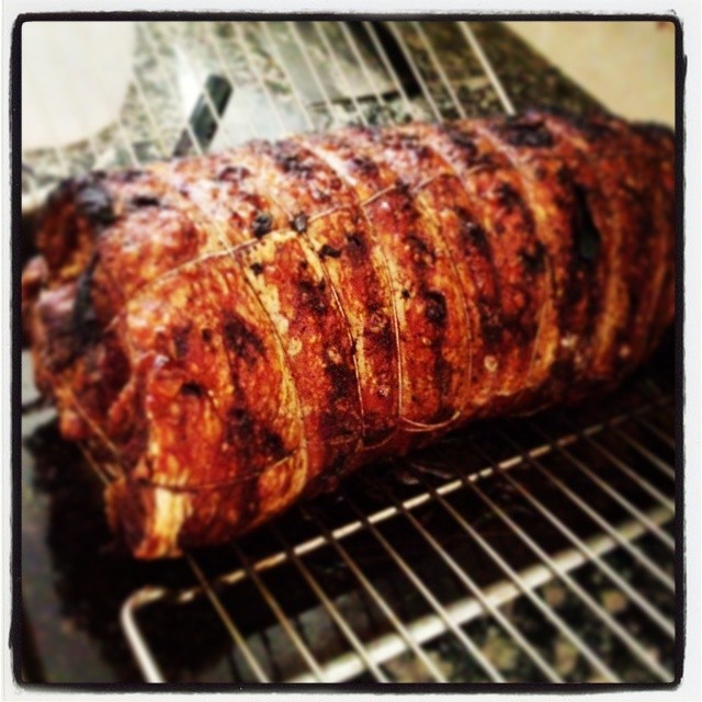 PizzCamì e la sua porchetta (di cui mezza é già volata) vi augura buona notte a tutti e un buon weekend di palio… noi ci siamo! Porchetta + Birra a caduta = vero amore! #pizzcamì #porchetta #paliodisanmartino #confraternitadelcervo #meatlover #foodporn #foodgasm #foodlover #instafood #buonanotte #borno #vallecamonica valledeisegni