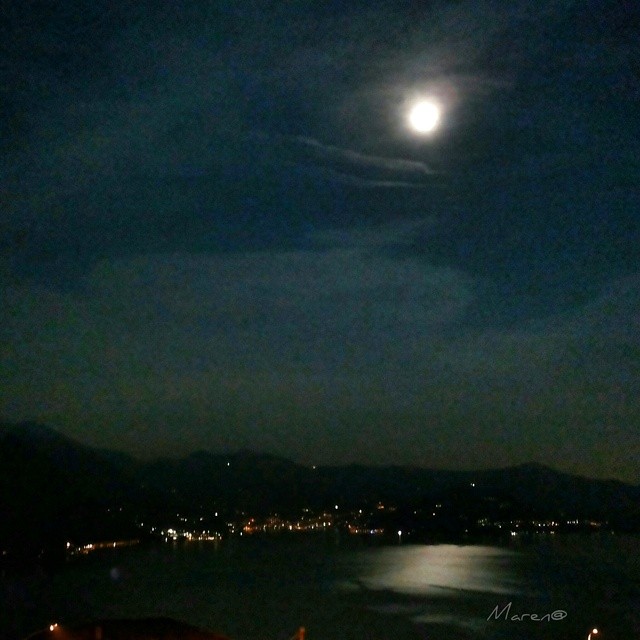 #lake #moon #reflection #lights #lagodiseo #altosebino #vallecamonica #iseofinestre #ig_worldclub #nofilter #samsung #galaxy #bestestAward #picoftheday #picoftheweek #ig_fotoitaliane #luvmypics #notaphotographer #sky #colors