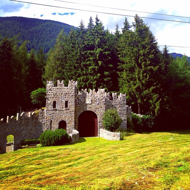 #castle#beautiful#pontedilegno#openponte#castello#castelpoggio#poia#altavalcamonica#valcamonica#iseofinestre#wow#summer#estate#sun#party
