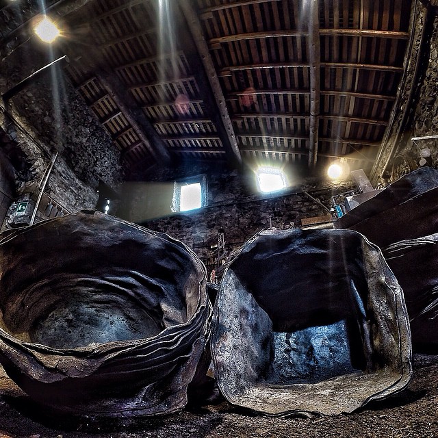 #festivalborghi – Atmosfere e giochi di luce nella fucina museo di Bienno #Vallecamonica