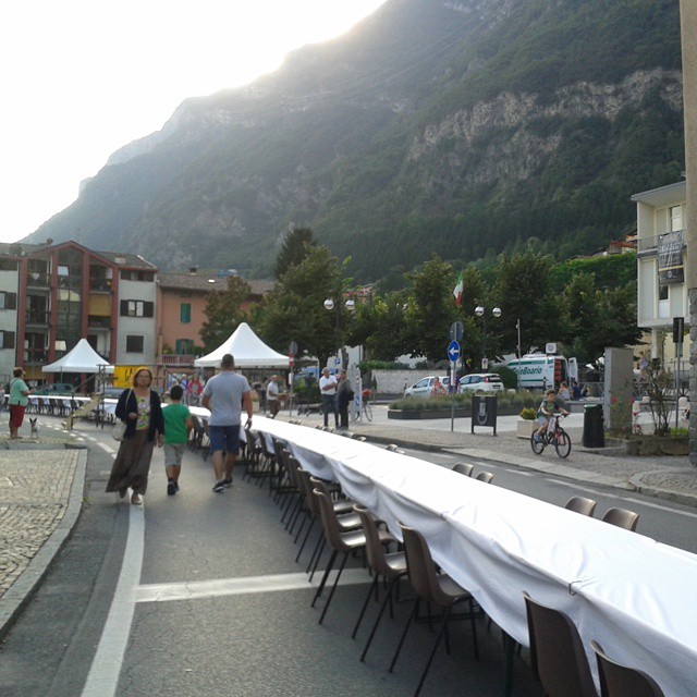 The longest tablecloth in the world :-) #italia #vallecamonica #italy #guinness #pictureoftheday #bestoftheday #latovagliapiulunga #igersitalia #igersvallecamonica