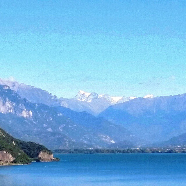 Lago e Valle con il sole #vallecamonica #Lago di Iseo #altosebino #vivobergamo #vivobrescia #ig_italy #ig_worldclub #vivoitalia #ig_europe #iseofinestre #vivodelmese1014 #ig_europe
