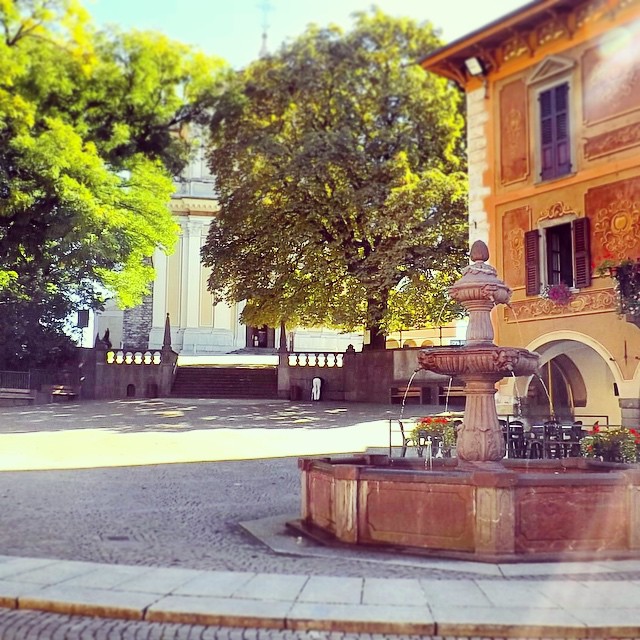 La piazza più bella l’abbiamo noi ❤️ #borno#valcamonica#piazza#square#fontana#foutain#chiesa#church#castagno#chestnut#sole#sun#mattina#morning#bellagiornata#amore#love#amoilmiopaese#passeggiata#happy#cielo#sky#blue#azzurro#neancheunanuvola