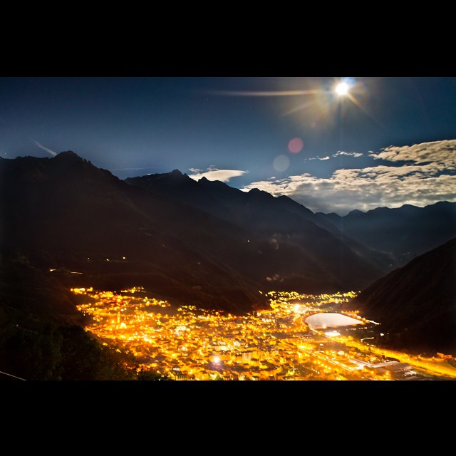 Al chiaro di luna il paese di Edolo #edolo #vallecamonica #night #landscape #nightshot #sky #moon #mountains #mountain