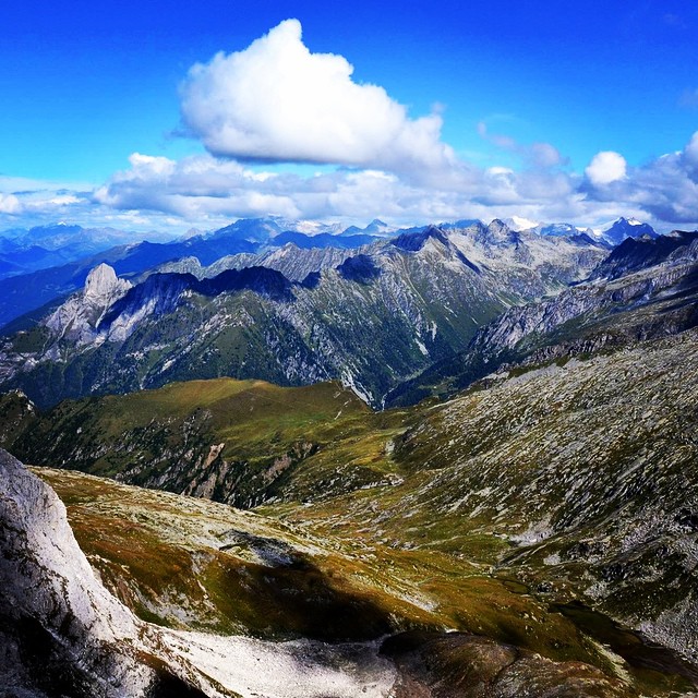 Uno sguardo verso le Foppe di Braone, #Pizzo Badile e #Ghiacciai dell’Adamello! #adamello #vallecamonica #valcamonica #hiking #panorama #landscape #montagna #alpinismo #valledeisegni #brescia #lombardia