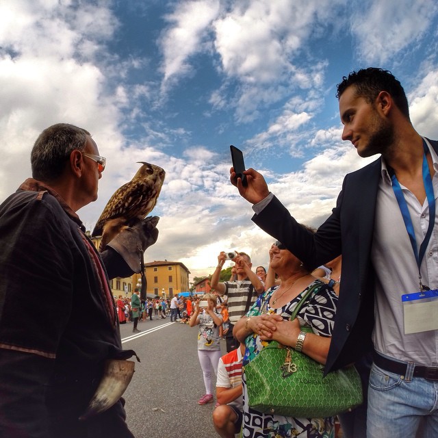 #attaccodigitale al #gufo….. “Obiettivo #Festivalborghi” sabato 6 settembre – Lovere (spettacolo dei falconieri del Rosone di #Sulmona)