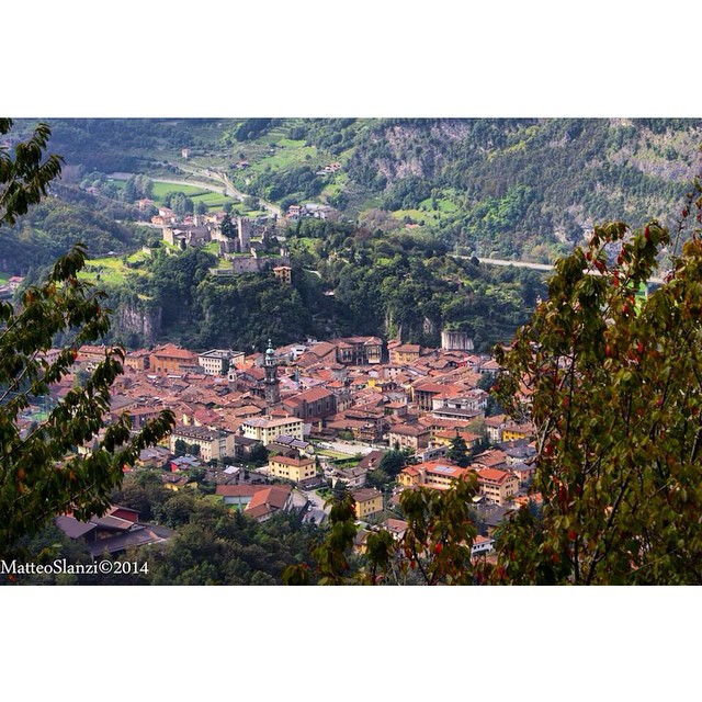 Breno! #breno #canon #eos #1100D #55250 #reflex #passione #top #foto #igersitalia #igerslombardia #igers #vallecamonica #vivobrescia #vivobergamo #vivolombardia #ShareYourParadise #italiamp #LOVES_ITALIA #lovesitalia #picoftheday #picoftheweek #breno @bresciapp #bresciapp #ilmeglio #top #iseofinestre @iseofinestre