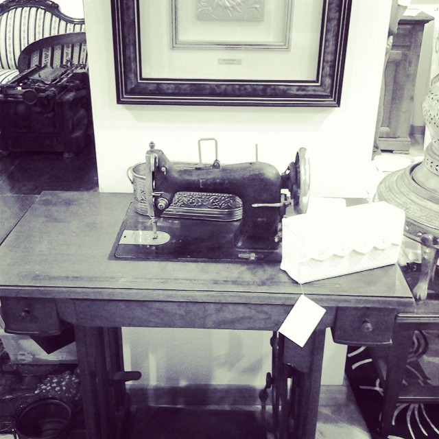 Lovere, interno di una bottega. #lovere #festivalborghi #igersbergamo #igersbrescia #igerslombardia #igersvallecamonica #igersitalia #vallecamonica #valle_camonica