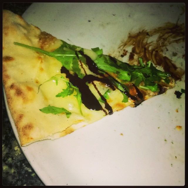La pizza del giorno è…. cioè… era…. Mozzarella, tonno, rucola e glassa di aceto balsamico…. #pizzcamì #borno #pizza #pizzadelgiorno #instapizza #pizzagram #pizzalover #pizzamake #erabuona #avevamofame #vallecamonica #valledeisegni #infoodwetrust
