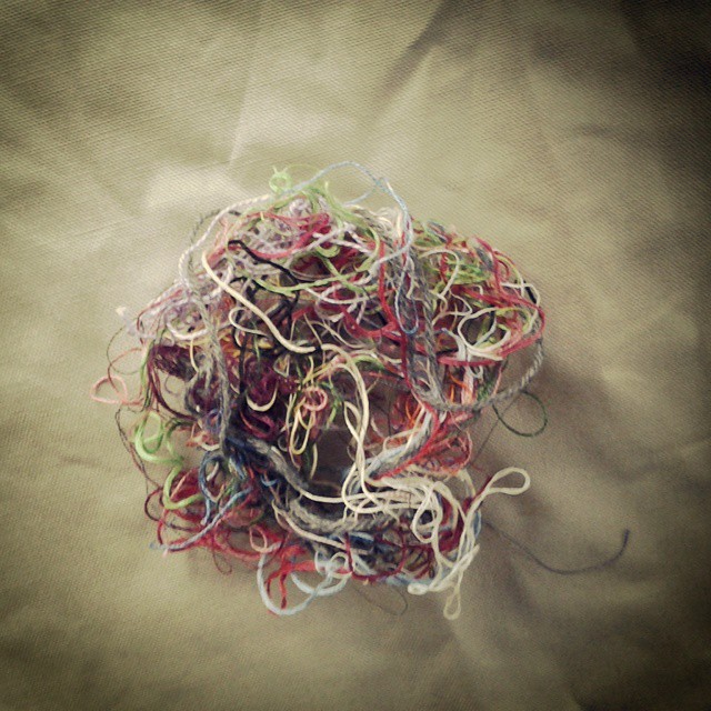 Il mio groviglio esteriore. My outward tangle #tidyup #riordinare #bichofeobag #fili #ricamo #puntocroce #cross #stitch #mess #handmade #fattoamano #embroidery #thread #threads #artigianatocontemporaneo #arte #artemoderna #creativitàinmovimento #creatività #creative #igersvallecamonica #vallecamonica #igersbrescia #igersbergamo #igerslombardia #igersitalia