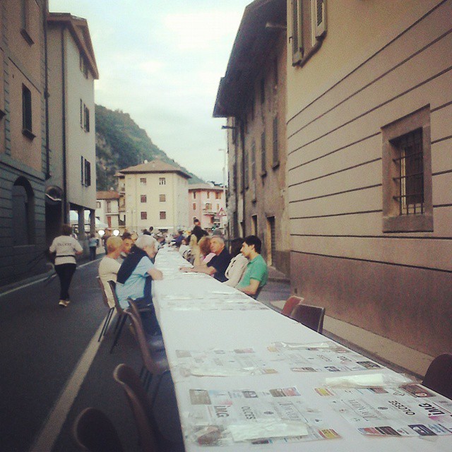 Supper in town #mostlongtablecloth #Guinness #valcamonica #brescia #italy