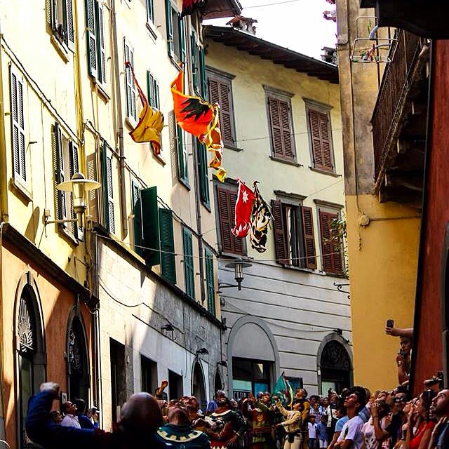 Sbandieratori S. Gemini for #festivalborghi @festivalborghi ! -MyPicture- #canon #eos #1100D #55250 #picoftheday #picoftheweek #igers #insta #italy #italia #igersitalia #igerslombardia #italiaphotomarathon #vivobergamo #vivobrescia #vivolombardia #bandiere #lovere #LOVES_ITALIA #ShareYourParadise #reflex #vallecamonica