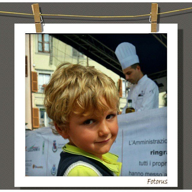 Bambino curioso sul palco