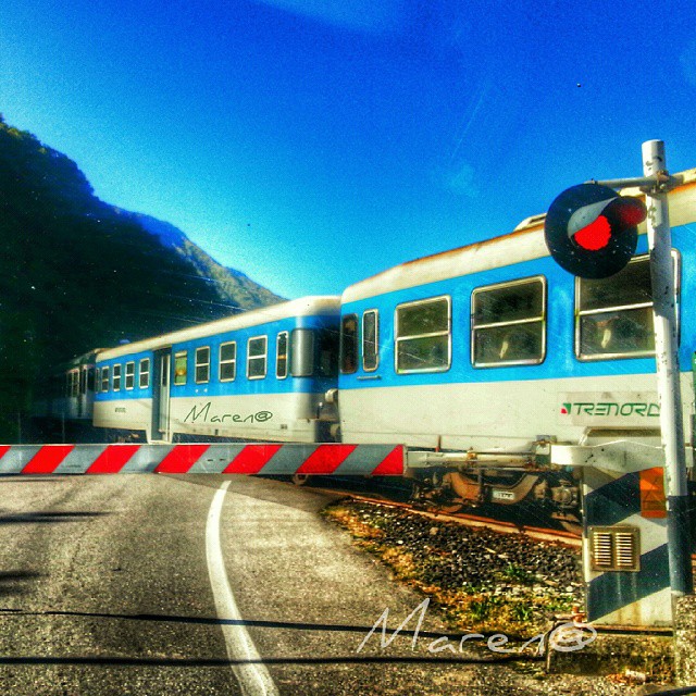 Redligt #travel #train #bresciaedolo #trenord #pisogne #govine #lagodiseo #altosebino #iseofinestre #vallecamonica #igersbergamo #vivobergamo #vivodelmese1014 #vivo_italia #vivobrescia #wonderfulexpo2015 #eurpe_italy #loves_italia #loves_village #great_captures_italia #tv_hdr #mobile_hdr #loves_transports #luvmypics #samsung #galaxy #noteII