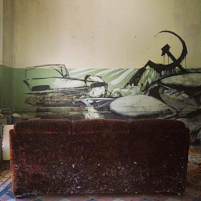 Sitting on the sofa #sanatorio#femminile#bonoris#borno#crocedisalven#sofa#couch#divano#streetart #arteurbano#graffiti#urbanwalls #urbanart #sprayart#falce#martello#edificidismessi #abandonedplaces #abandoned_junkies #abandonedbuildings #abandonedhousetour #abandonment_issues #discarded_butnot_forgotten#igersbrescia #igerslombardia #vallecamonica