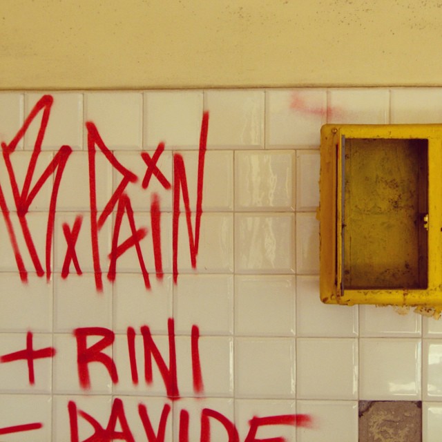 #sanatorio#femminile#bonoris#borno#vallecamonica#crocedisalven#igersbrescia#igerslombardia#edificidismessi#giallo#streetart#graffiti#urbanwalls#sprayart#tag#urbanart#gelb#yellow
