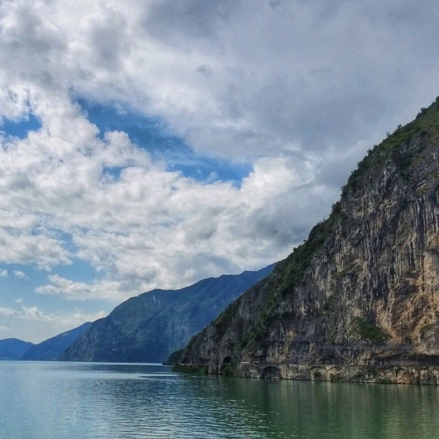 Lago di Iseo #altosebino #vivobergamo #vivobrescia #ig_italy #ig_worldclub #vivoitalia #ig_europe #iseofinestre #vallecamonica #vivodelmese1014 #