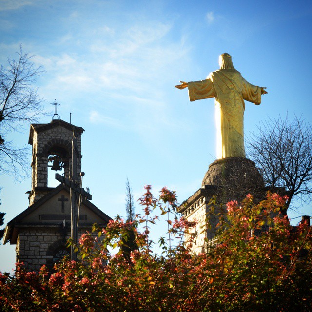 Il Colle di Cristo Re e la statua dorata di Timo Bortolotti, a Bienno #tempodigusto #valcamonica #bluesky #travel #traveling #instago #instagood #travelgram #churches #mountain #sunnyday #gold