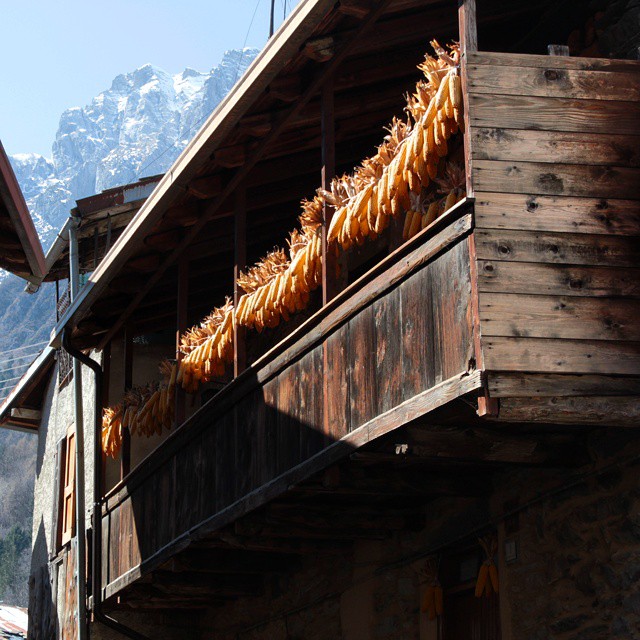 #borghi #borghiditalia #vallecamonica #history #pescarzo #italy #expo2015 #expo #expoborghi #explore #picoftheday #shareyourparadise #mountains #wood #paesello #tranquillità