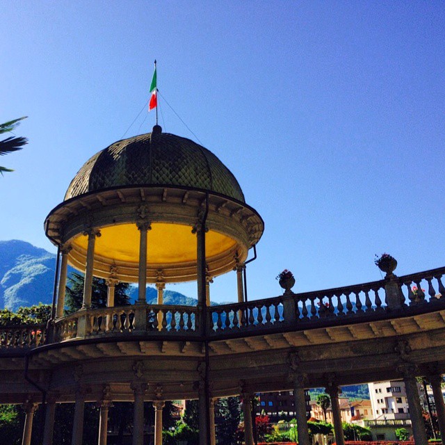 Su di noi nemmeno una nuvola.. #vallecamonica #termediboario #cupola #parco #SPA #terme #igersvallecamonica #brescia #boarioterme