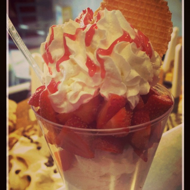 #coppagelato#fragole#panna#lagel@teria#berzo#vallecamonica#gelatocamuno#buonoesano#brescia#expo2015