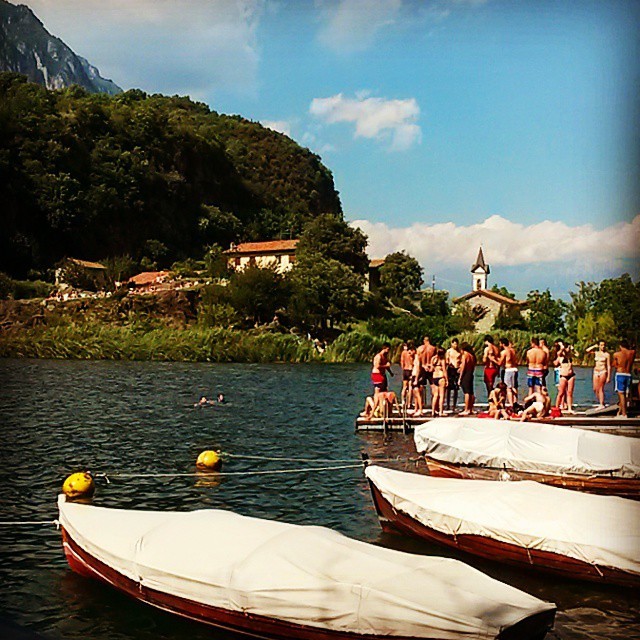 Grazie! regram @vallecamonica Capo di Lago, la #spiaggia della #ValleCamonica! 🏊 #capodilago #lagomoro #valcamonica #valledeisegni #darfoboarioterme #Lago #lake #swim #nuoto #montagna #mountain #wonderfulexpo2015 #brescia #itineraribrescia #nature #picoftheday #like4like #barche #boat #summer #estate