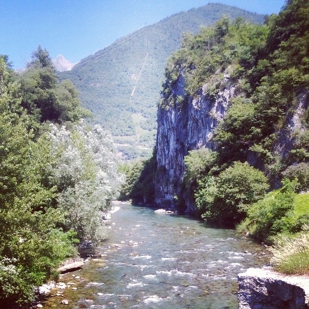 🌄😁😍 #Breno #Vallecamonica #mountains #river #sun #peace #instaphoto #instamoment