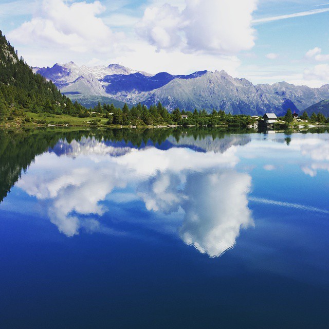 “Voglio vivere così, col sole in fronte” #lago #lake#mountain #aviolo #bestmountain #running #escursionismo #sun #colorful #rifugio #picoftheday #peace #valley #valcamonica