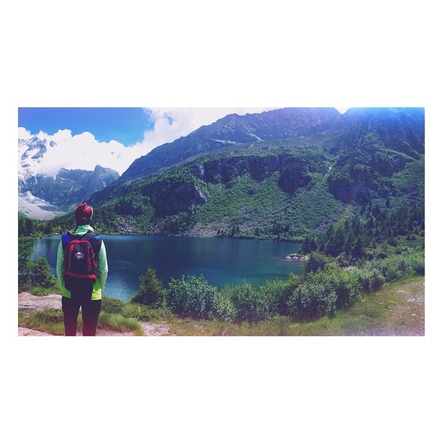 Look deep into nature and you will understand everything better. 🗻 #hike #hiking #hikingadventures #walk #trekking #lagodaviolo #vallecamonica #nature #naturelovers #colors #lake #mountain #green #blue #clouds #cloudsporn #sky #skyporn #landscape #dfsportspecialist #longoni #backpack #redhead #healthy #fit #keepfit #nopainnogain