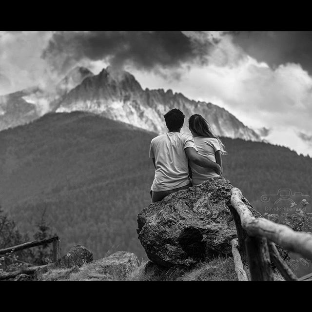 “Non accontentarti dell’orizzonte, cerca l’infinito.” #squaready #mountain #love #pic #nature #couple #cloud #rain #amore #photo #photographer #davideripamontiphotographer #vezzadoglio #vallecamonica #canon #5dmarkiii