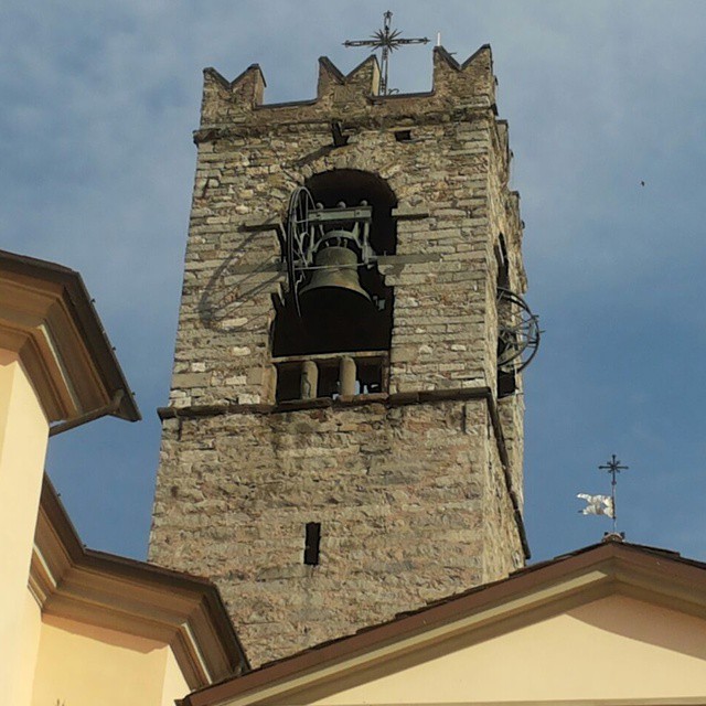 Campanile chiesa parrocchiale di Bienno #bienno #vallecamonica #volgolombardia #borghitalia #loves_lombardia #artesacra #brixia_scatti #italy #bestitaly #ig_fotoitaliane #fotografoittaliano #igerslombardia #instagallery #followme #view