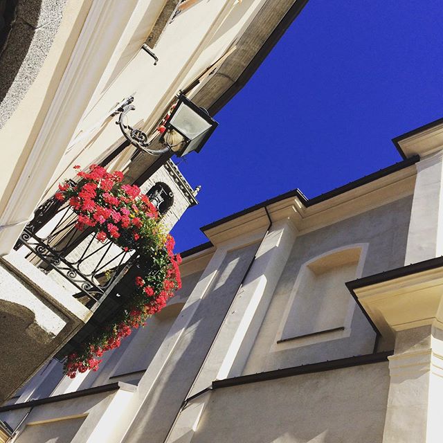 #vezzadoglio #vallecamonica #campanile #piazza #balconifioriti #cieloblu #vacanzarelax