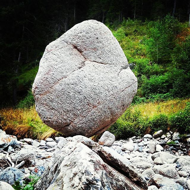 Momento natgeo post grigliata #valcamonica #stonebalacing #stone #touge #sassiduri