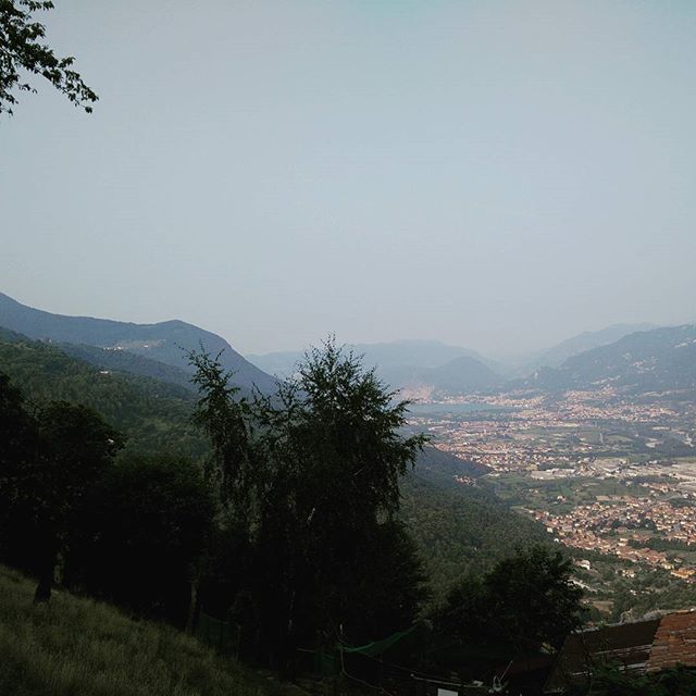 E svegliarsi la mattina abbracciando tutta la #valcamonica🌳🌲🌄 @francicp01 #Piazze#Artogne#vacanzina#siprendeilfresco#vallecamonica#Bs