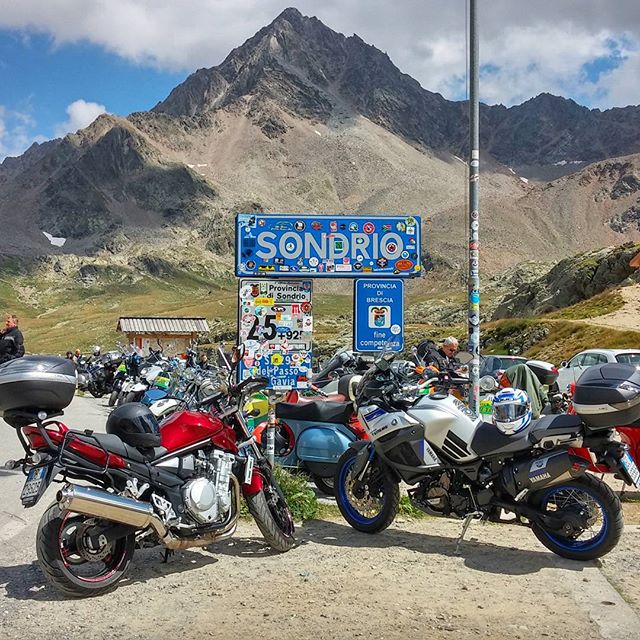 ritornati sul Gavia dopo tre anni.. poco più di 20°C a 2.652 m, mica male… #italy #lombardia #valfurva #valcamonica #alpi #alps #passogavia #gavia #sondrio #yamaha #xt1200z #xt1200zworldcrosser #superténéré #superténéré1200 #worldcrosser #yamahaitalia #suzuki #bandit #bandit650 #motorcycles #instamoto