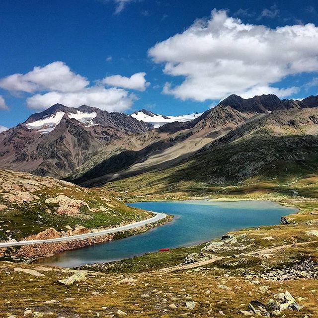 ritornati sul Gavia dopo tre anni.. poco più di 20°C a 2.652 m, mica male… #italy #lombardia #valfurva #valcamonica #alpi #alps #passogavia #gavia #lagobianco