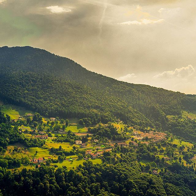 #trees #ig_brescia #ita_details #igerslombardia #igersbrescia #instaitalia #ig_italy #panorama #sun #summer #sky #clouds #gf_italy #foto_italiane #hdr #landscape #loves_lombardia #loves_united_italia #contestgram #vallecamonica #vivobrescia #vivonatura #nature #top_italia_photo #1200d #brixia_scatti #volgolombardia #mountains