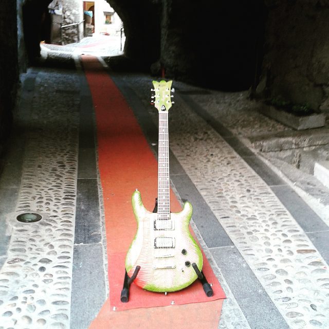 Hey! Zero on the red carpet! Come & play! Info : http://ift.tt/1LLW4v7. #guitars #pickoftheday #chitarreelettriche #custommade #madeinitaly #artigianato #chitarracamuna #vallecamonica #valcamonica #music #musicians #rock #chitarreovunque #handcarving