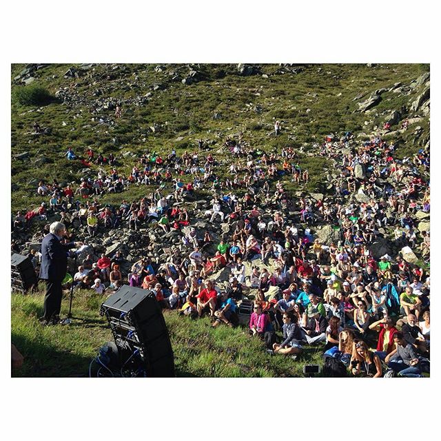 @Regrann from @hillaryghidini – Ultima giornata #passinellaneve #passi2015, presso Costa di Casa Madre, Passo del Tonale #GiancarloGiannini ha recitato letture della Grande Guerra! #Giannini #work #staff #Regrann #valcamonica #vallecamonica #valledeisegni #passodeltonale #tonale #passotonale #pontedilegno #grandeguerra #primaguerramondiale #guerrabianca #montagna #mountain #Adamello #parcoadamello