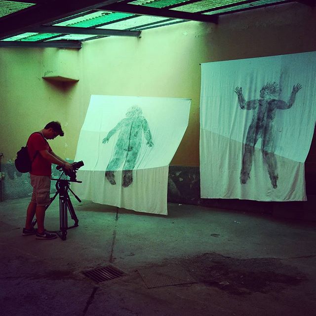 #happeningnow from #Contexto #Edolo #artecontemporanea ! #chaoslabproduction all’opera. #staytuned #Brescia #ValCamonica #morandi #arte #set #art #green #lights #canonc100mark2 #canon #video #documentario #socioallopera