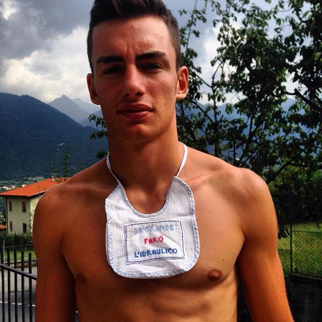 Da grande farò l’idraulico #mom #kid #bomber #valcamonica #italy #italianboy #ilconquistatorecolbavaglio #vacation #lombardia #lombardo #dentro