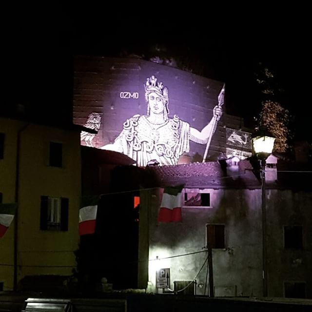 Closing del progetto Wall in Art #vallecamonica La Minerva di #ozmo sotto i riflettori in piazza Mercato a #breno