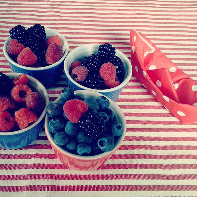 Merenda sana a km 0 (per la precisione 500 mt a piedi li ho dovuti fare per acquistare direttamente dal produttore queste prelibatezze). #bichofeobag #handmade #patchwork #food #expomilano2015 #expo2015milano #vallecamonica #igers_vallecamonica #igerslombardia #frutta #fruit #piccolifrutti #berzoinferiore #womoms_official #tentarnoncuoce #incucinaconleinstamamme #instamamme #instamamme2 #thewomoms #womoms #womoms_kids