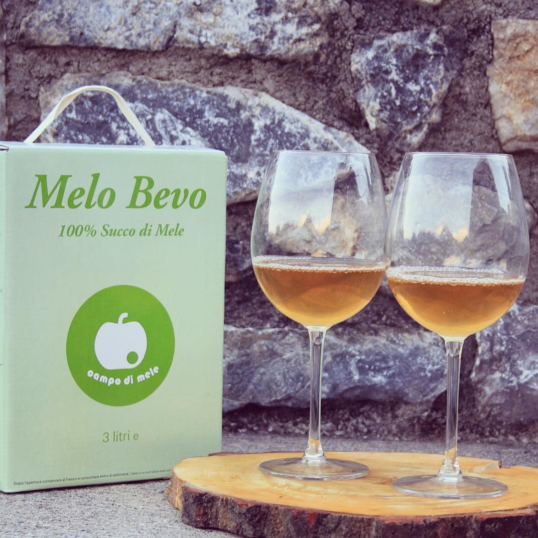 Quante mele sono contenute in un bicchiere di #melobevo? Se vuoi scoprire questa e tante altre curiosità compra la #baginbox di #melobevo #lascatolacheparla #packaging #design #novitá e per conoscere il punto vendita più vicino a casa tua scrivi a campodimele.vallecamonica@gmail.com Ed ora… #cincin per un aperitivo alternativo, naturale e senza zuccheri pensato per soddisfare ogni esigenza anche del palato più raffinato! #aperitivo #vallecamonica anche a #Milano