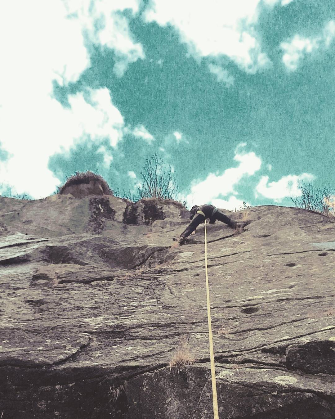Di acqua e di roccia. Vero @zangiov????? #umiditacentopercento #lagoaviolo #climbing #aleduro #vallecamonica #granitocamuno #parcoadamello