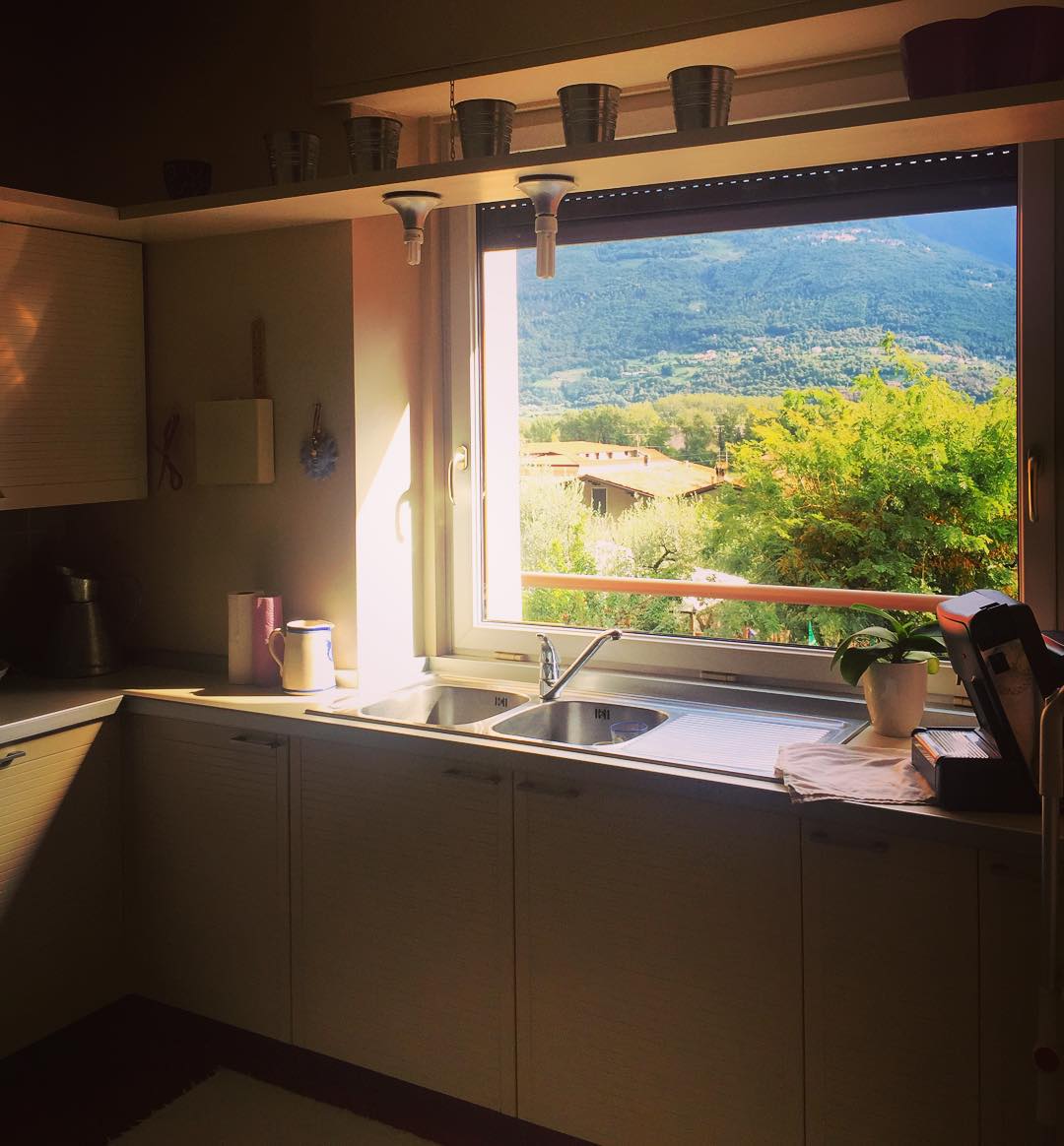 Tornare a casa e godere di questi scorci di verde 💚☕️🌳🌲🍃 #vallecamonica #mimancavi #serenitá #home #homesweethome