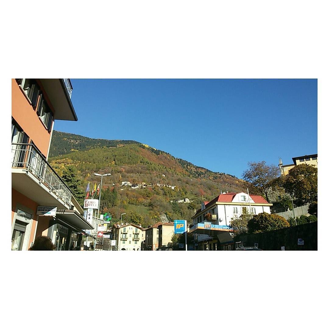 Turista per un giorno nel mio stesso paese 😂 #autumn #Edolo #Vallecamonica #icoloridellautunno #mountain 🍃🍂🍁🌰