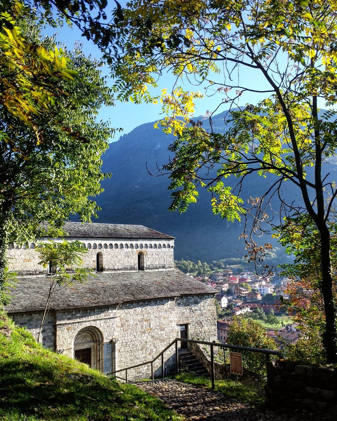 #scorcio #pievedisansiro #capodiponte #vallecamonica #valledeisegni #pitoti #incisionirupestri #rockdrawing #unesco #worldheritage #landscape #nature #view #mountains #italia #italy #igersitalia #instaitalia