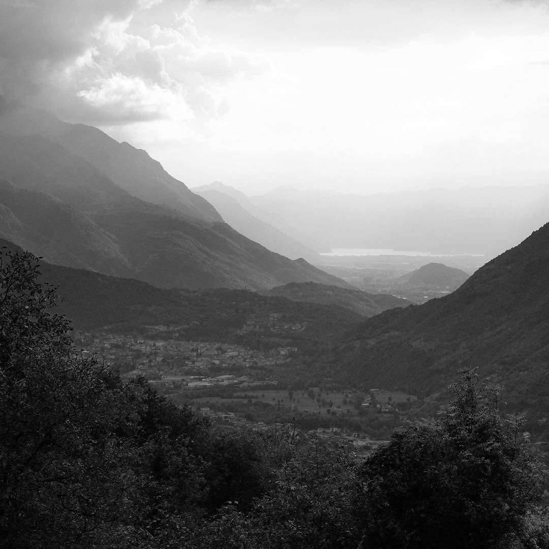 Looking through #vallecamonica to #lagodiseo this afternoon. #latergram #cimbergo #italy #alps #mountains